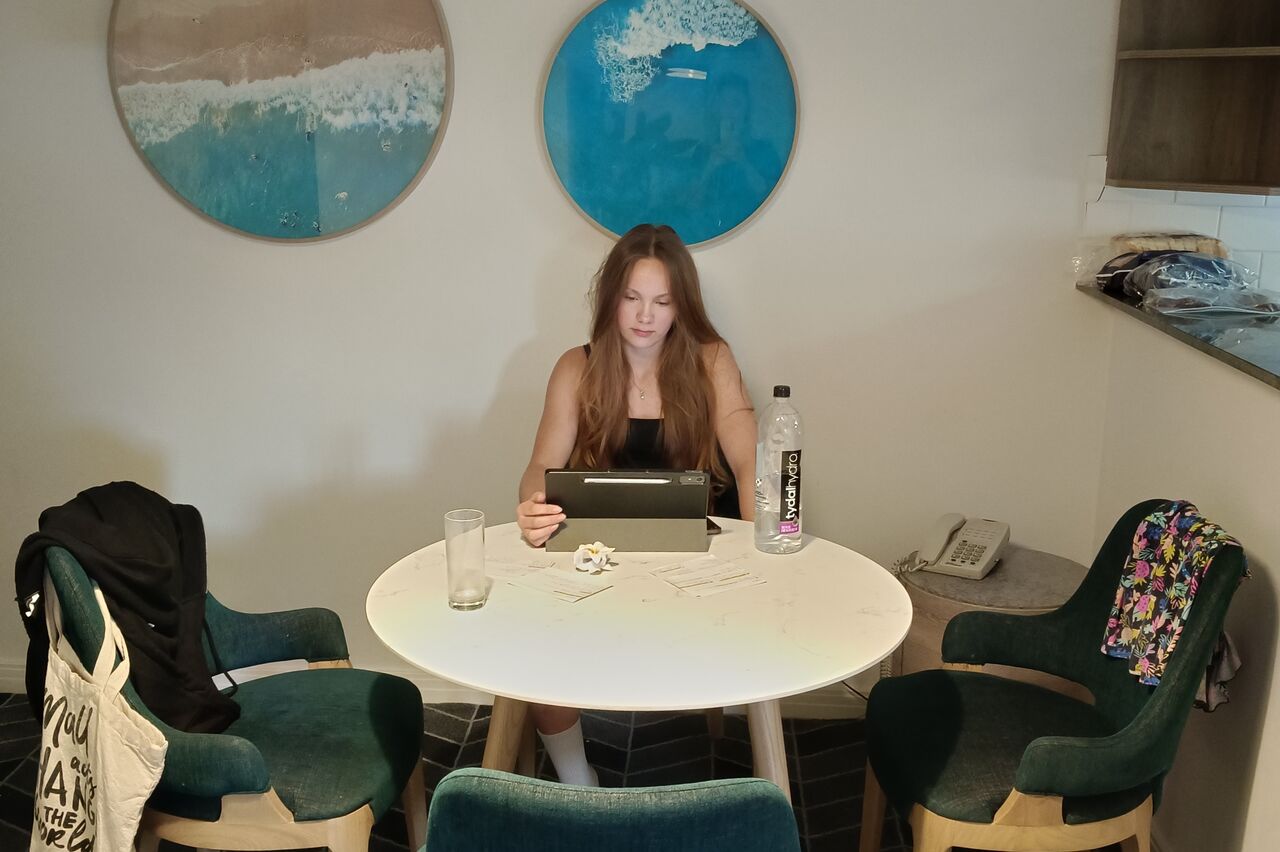 ganz früh bestreitet Polly eine Spanisch-Leistungskontrolle per teams.