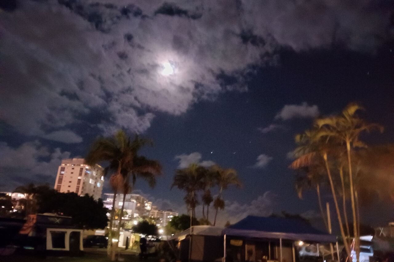 der Mond scheint über dem Städtchen sunshine coast