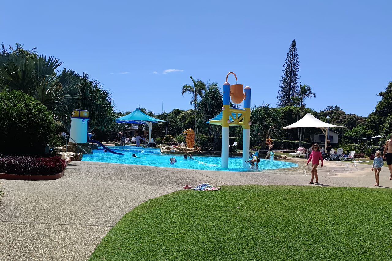 die Kinder freuen sich: wieder ein schöner Pool zum baden