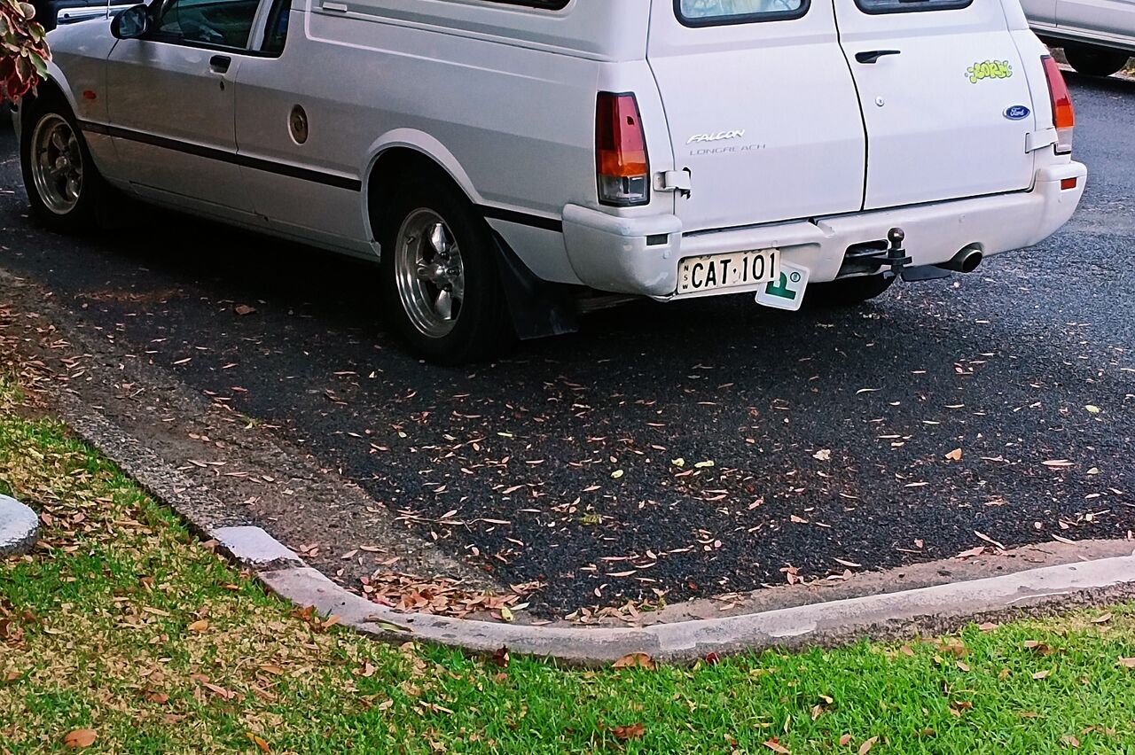 wir sind dann doch noch mal los zum Supermarkt um Brot zu holen und Papa entdeckt dieses seltene Gefährt: Ford Falcon Longreach