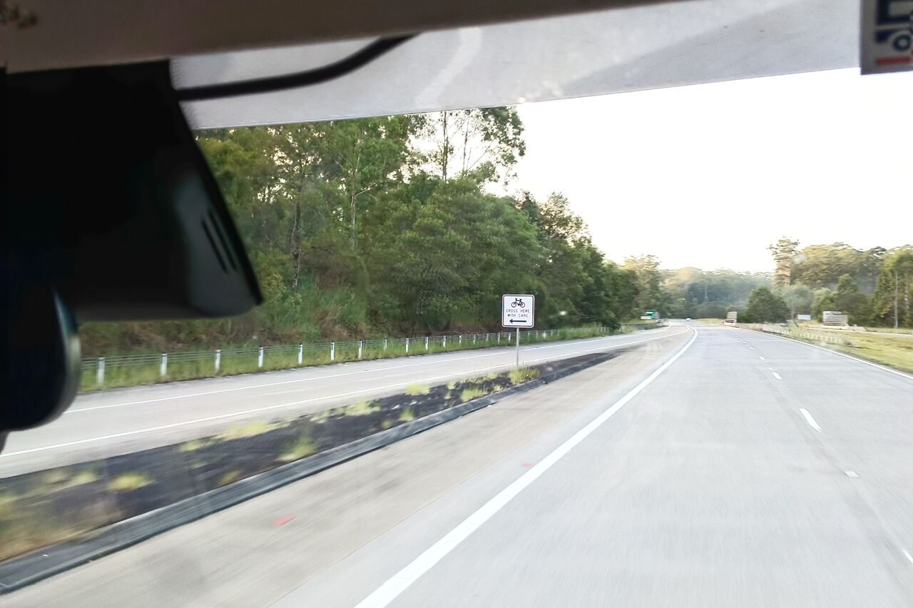 ohne Witz: man muß beim Rauf- und Runterfahren von der Autobahn auf die Radfahrer achten