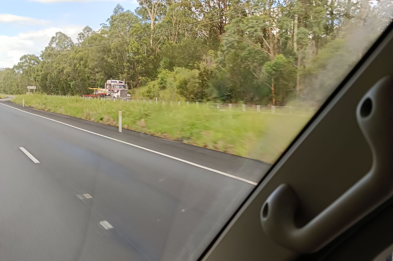 es ist kaum was los auf den Straßen, ab und zu kommt mal ein LKW entgegen