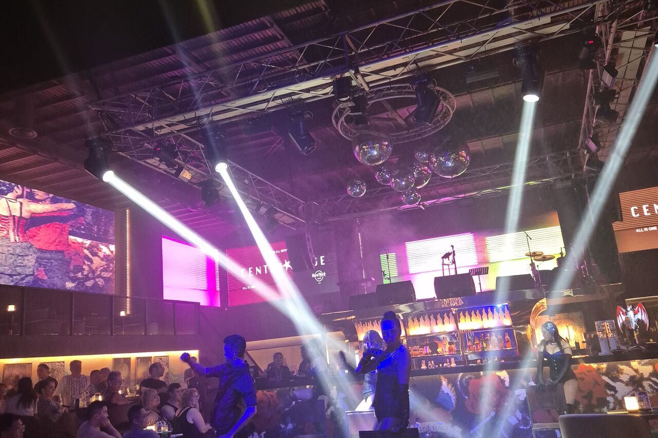 die tägliche Abendshow beginnt - heute Molin Rouge