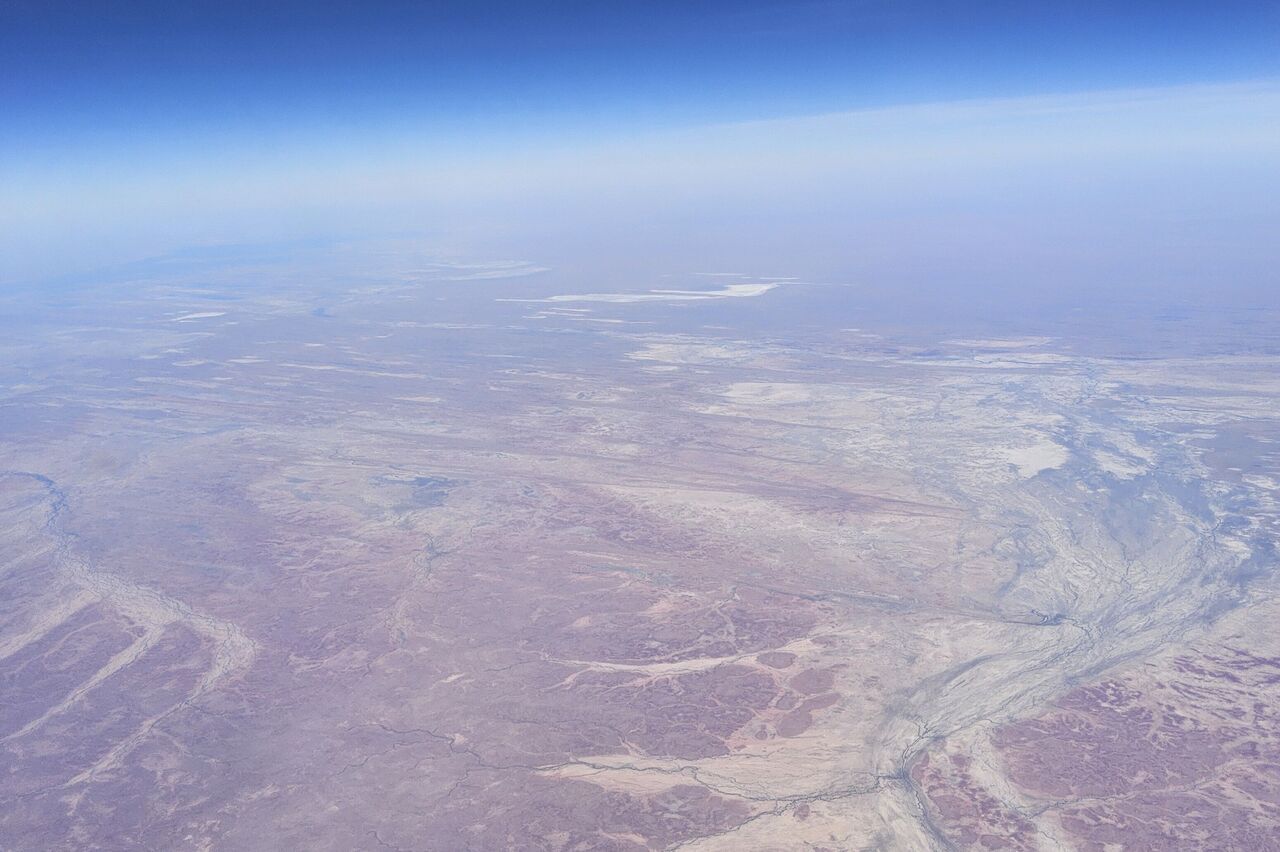 Australien heißt ja der rote Kontinent. Trortzdem etwas befremdlich der Anblick von oben.