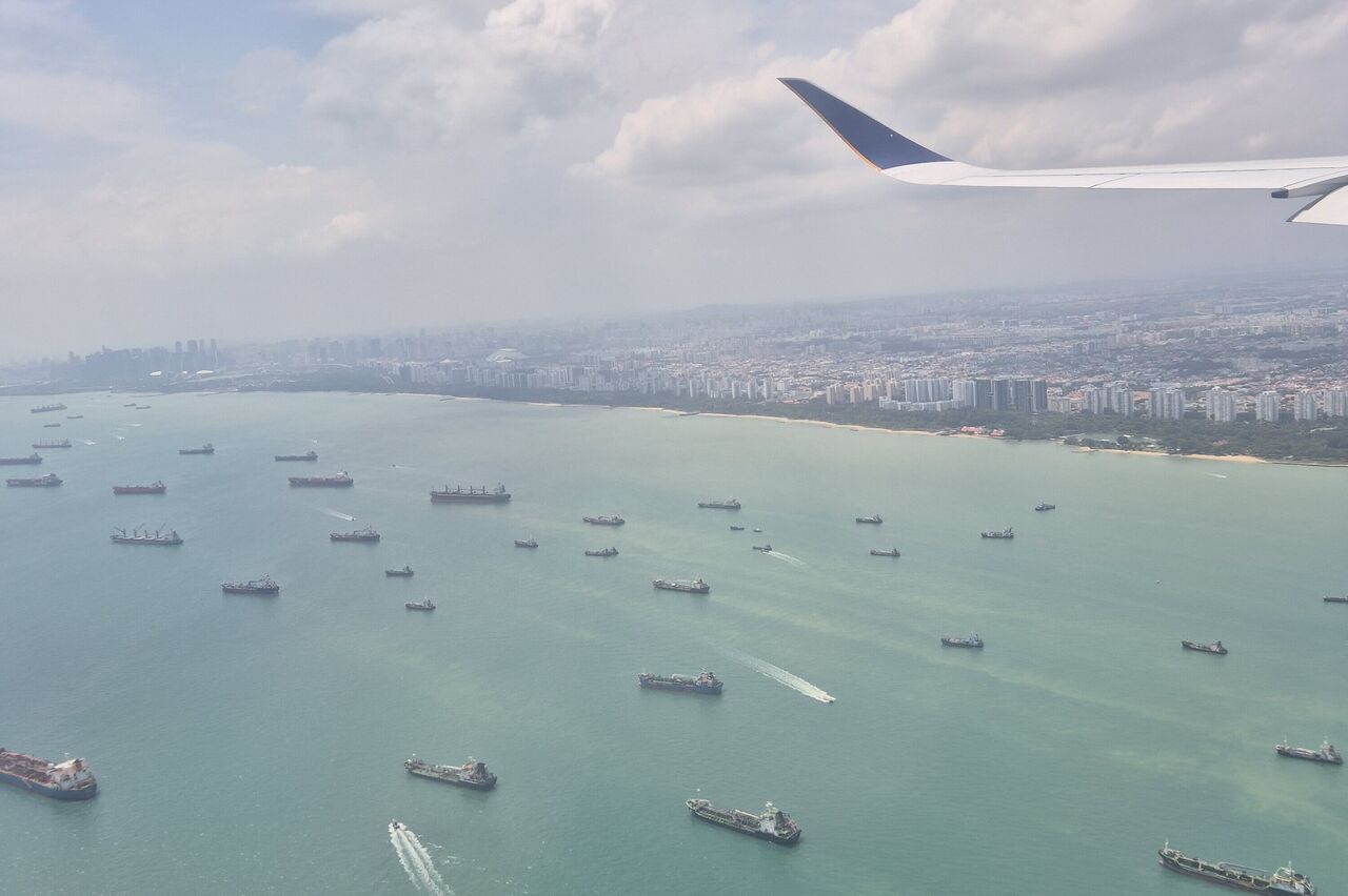 vor Singapur liegen total viele Schiffe vor Anker. Was ist denn hier los?