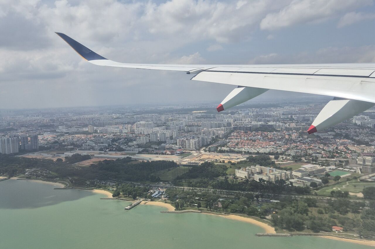 Singapur im Landeanflug, so groß ist der Stadtstaat ja nicht, vielleicht  40 x 20 km oder so