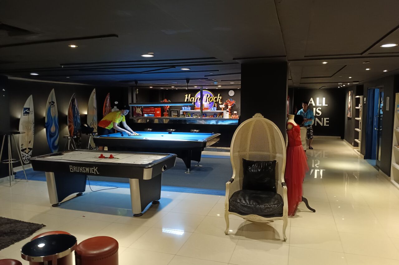 das Hotel wird erkundet - hier der Teenclub