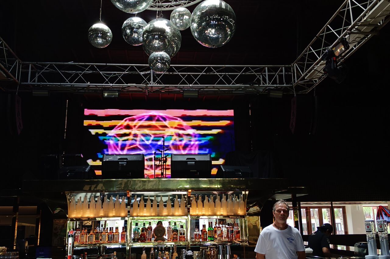 überall Monitor und die Bühne ist quasi das Dach der Bar - cool