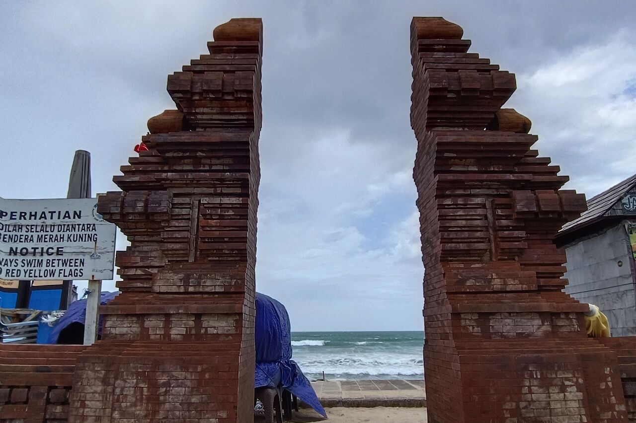 wir betreten zum ersten Mal die Stadt, hier der Eingang zum Strand, die zwei Türme bedeuten immer das Gleichgewicht von gut und böse
