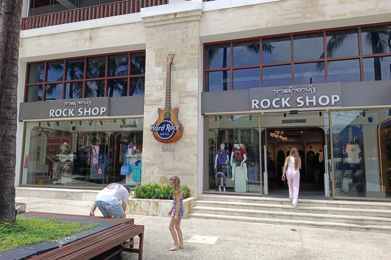 ein weiterer Hard Rock Shop außerhalb des Hotels, der dürfte zum Cafe gehören