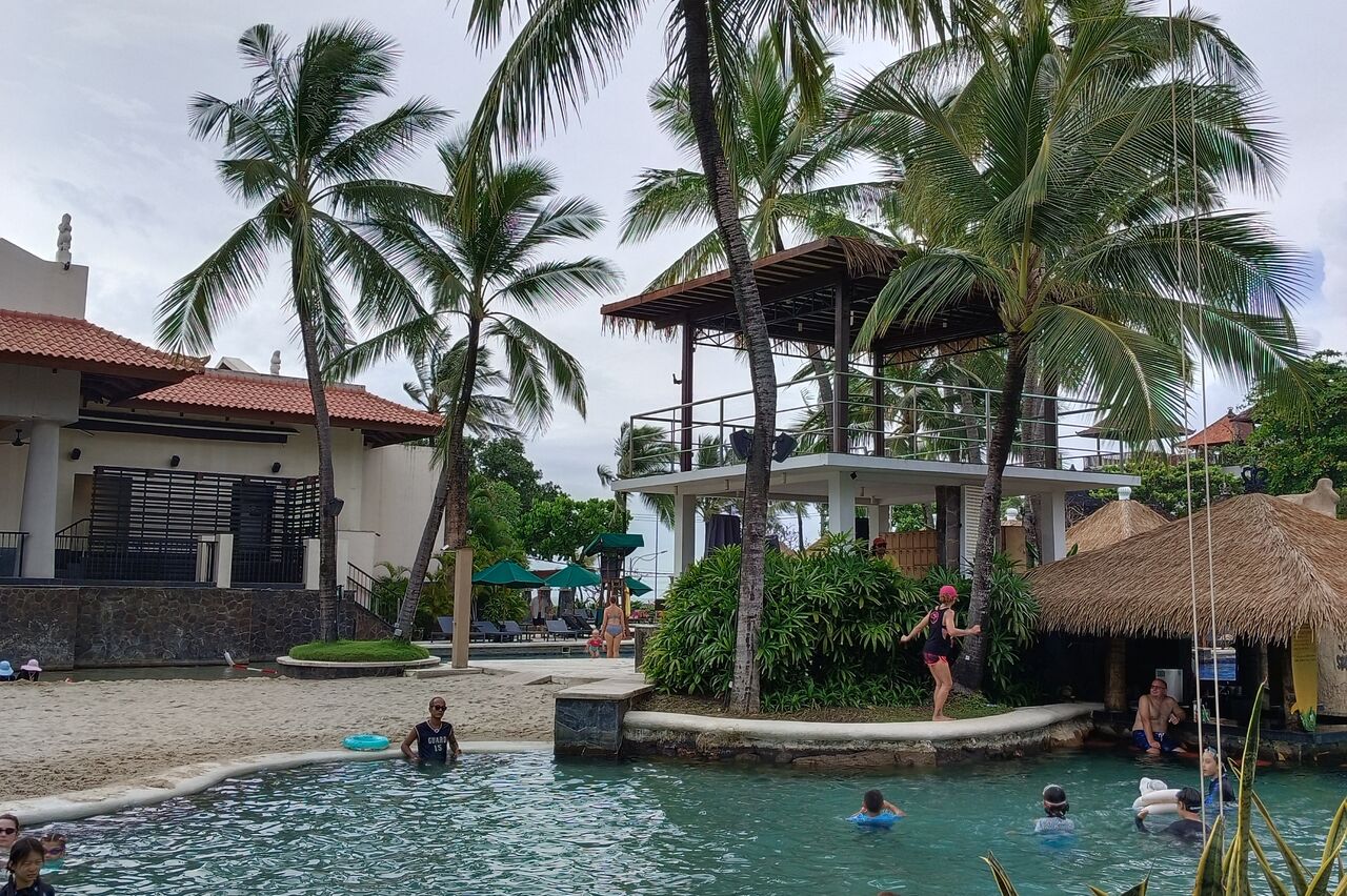 gleich neben dem Restaurant wird gewassersportelt, die chinesischen Miturlauber fleißig vorneweg
