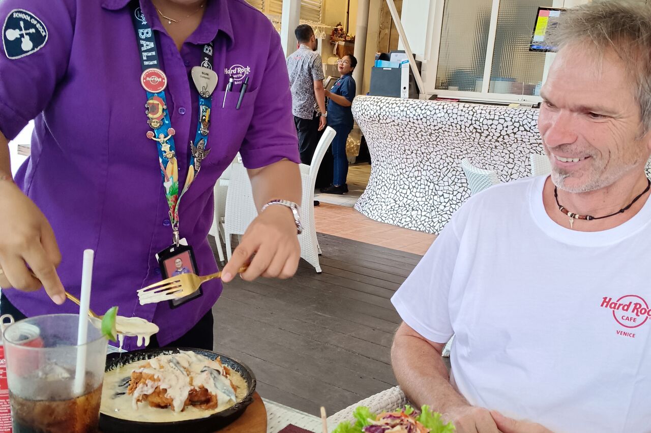 Papa bekommt Burger mit Spezialbedienung, das Fleisch wird am Tisch in der Pfanne mit Knobisoße gewälzt, und dann auf dem Burger plaziert