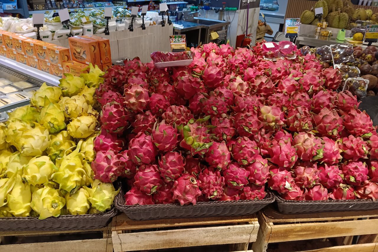 in unserem Shoppingcenter - im Supermarkt - gibt es landestypische Früchte - die hier sehen Klasse aus