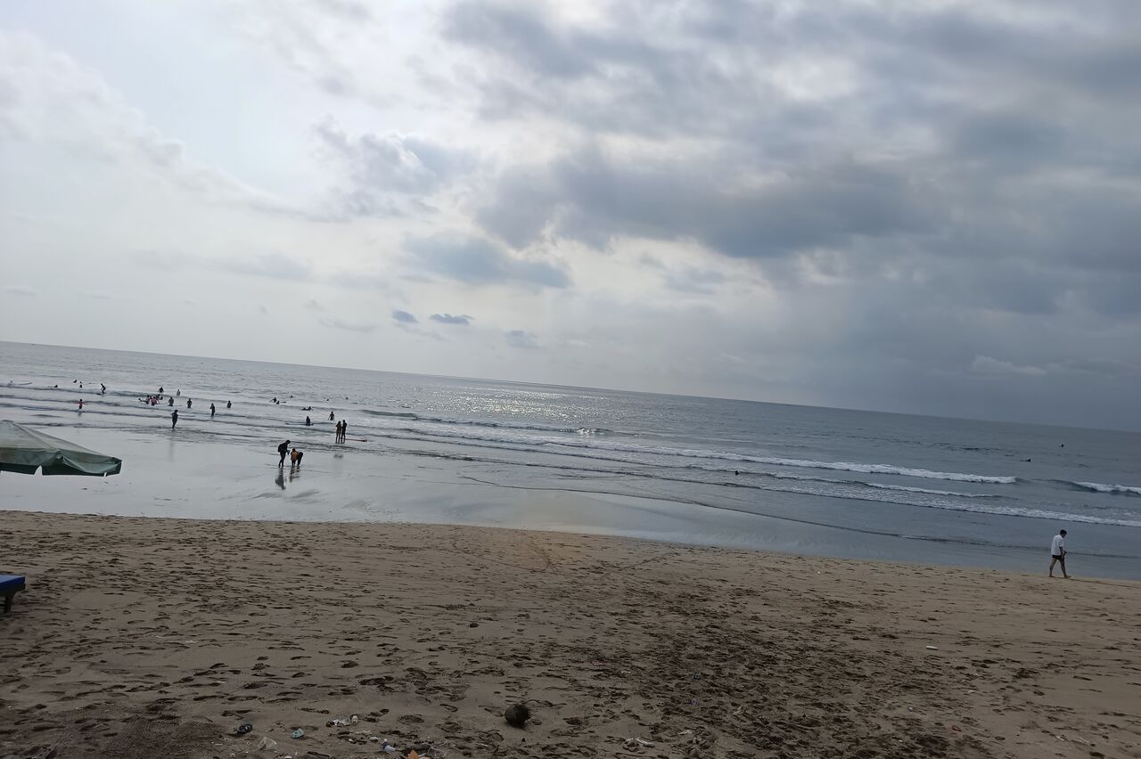 leider ist der Sand auch recht dreckig, und mit ihm das Wasser, baden lassen wir erstmal aus