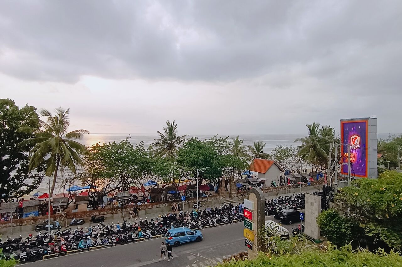 der Strand von oben, die ganzen Mopeds gehören den fliegenden Händlern und Strandgigolos