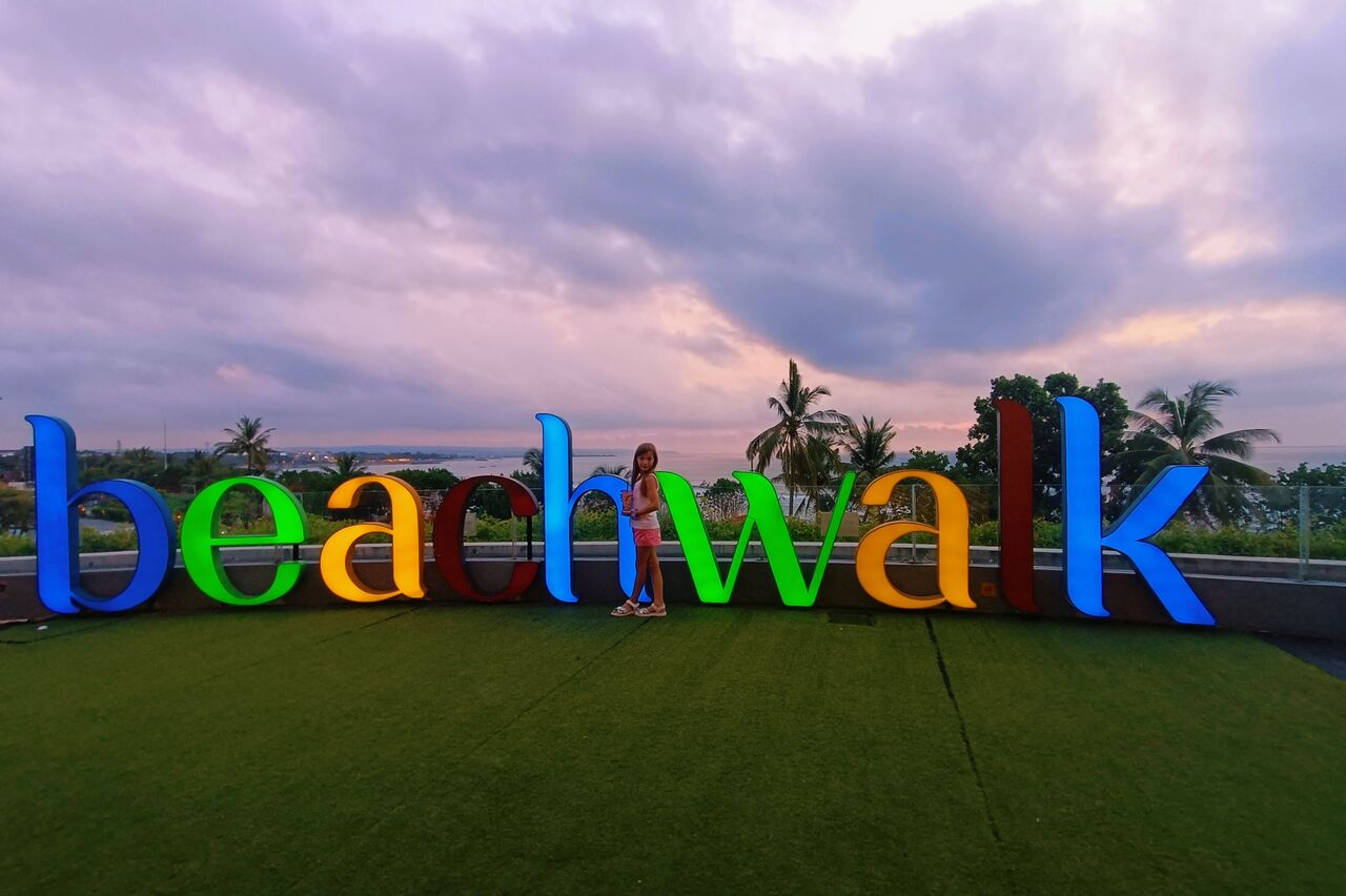 der Schriftzug des "beachwalk"-shoppings auf der Aussichtsterasse im 3.Stock