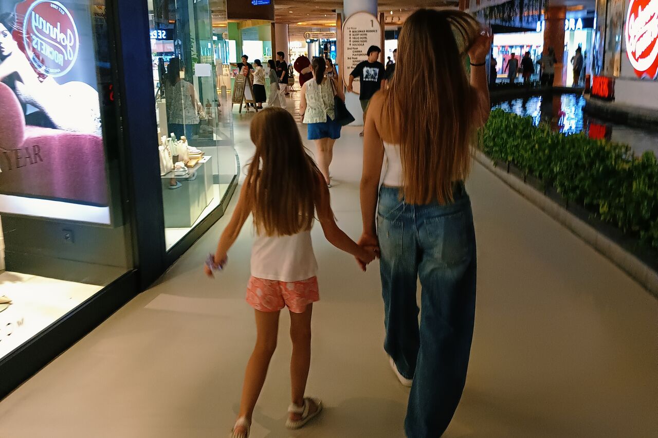 Hand in Hand, so hätte es Papa gern immer, die Realität schaut manchmal etwas anders aus ;)