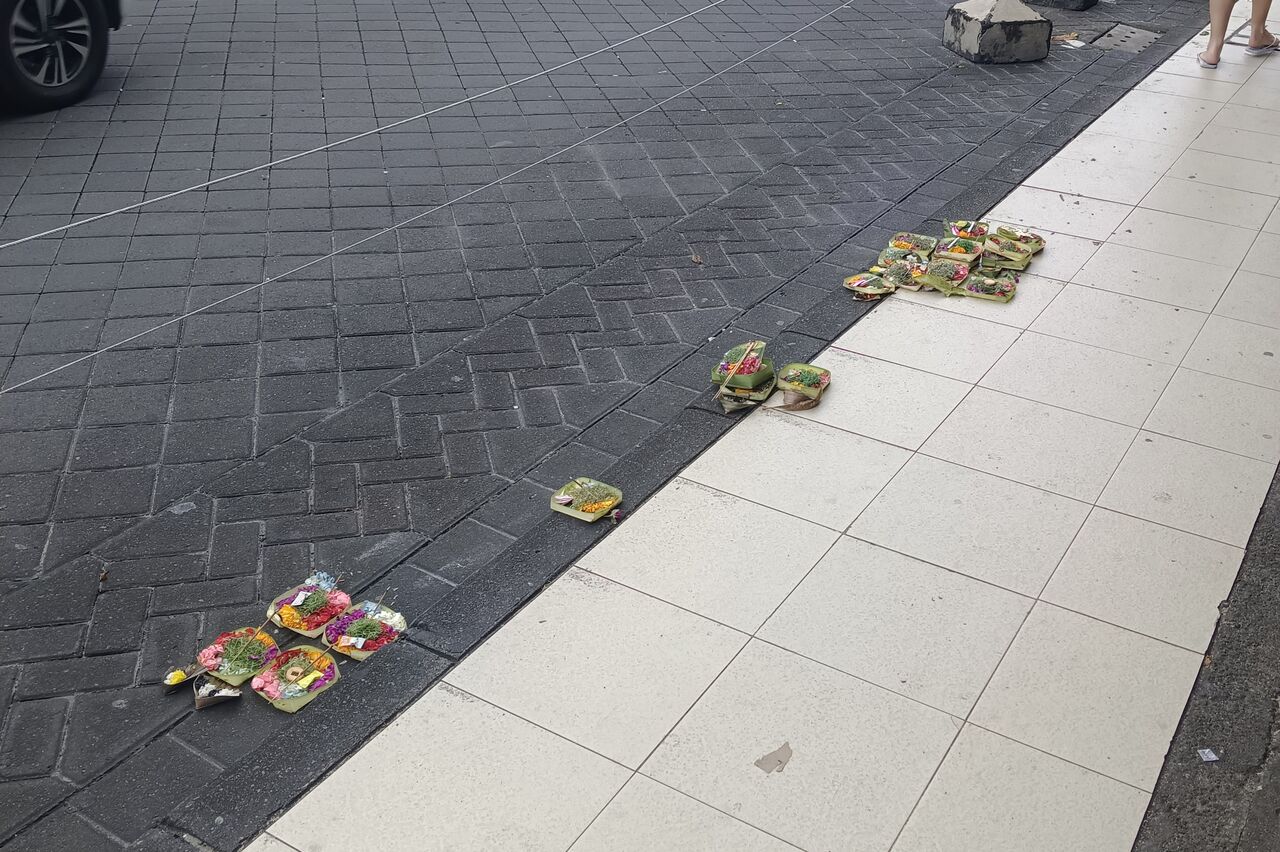 Vormittagsspaziergang. Diese kleinen Opferschalen stehen an jeder Ecke und Einfahrt.