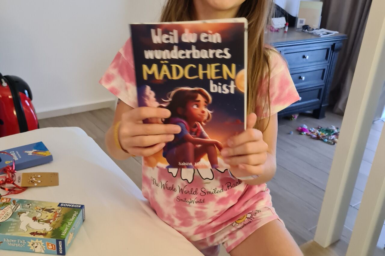 Bobby ist rudherum glücklich, was zu lesen, was zum spielen, was zu naschen..