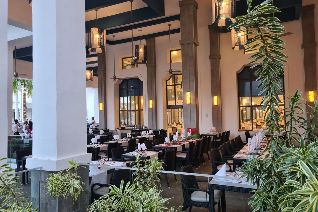 das Restaurant ist festlich geschmückt