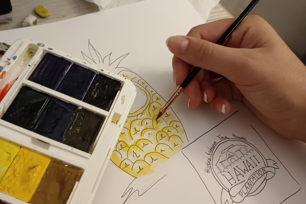 Polly malt wieder an ihrem Kunstprojekt, vom Aufwand her haben sie und ihr Lehrer sich wohl etwas vergallopiert