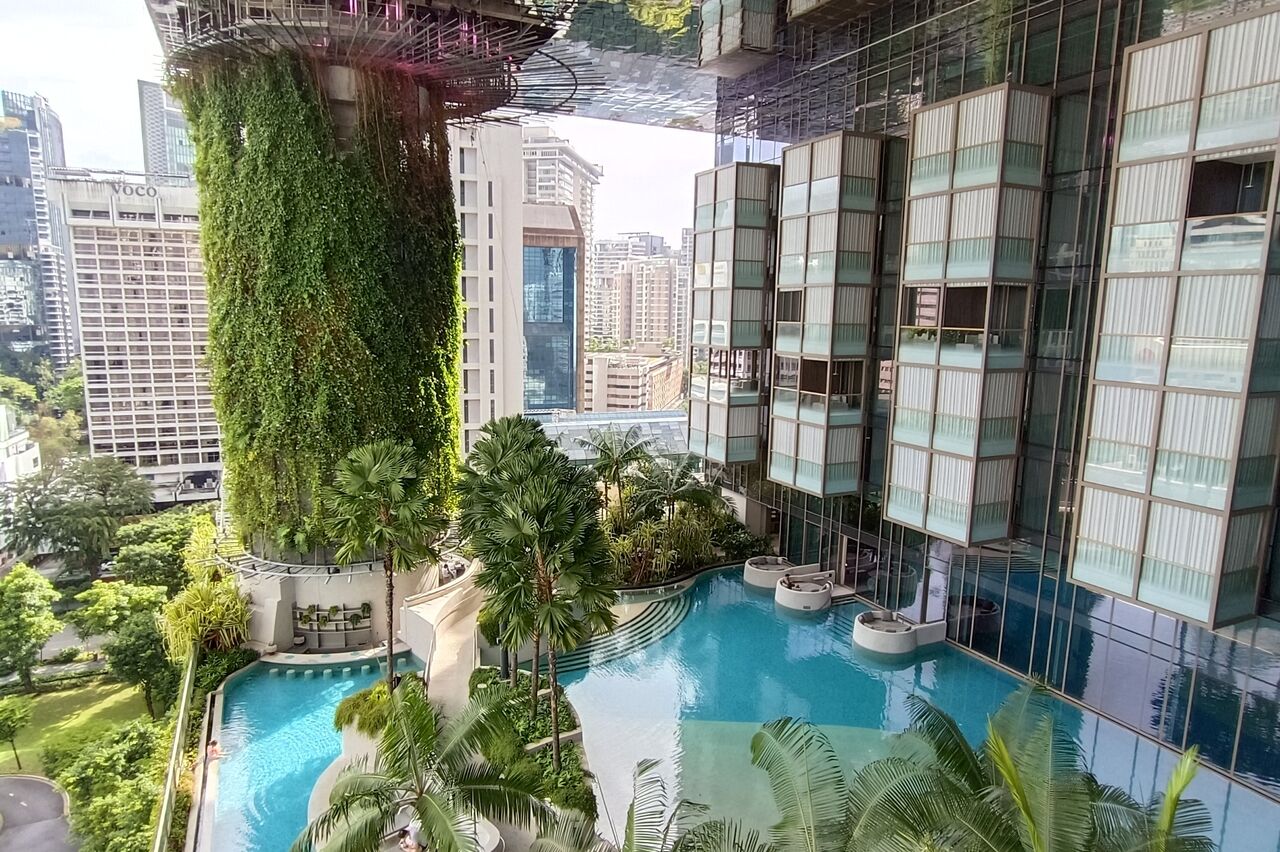 Aussicht von unserem Balkon, die Poolebene ist vom Fahrstuhl her in der fünften Etage, von der Gebäudehöhe her ist die Wasseroberfläche circa 30 Meter über dem Boden