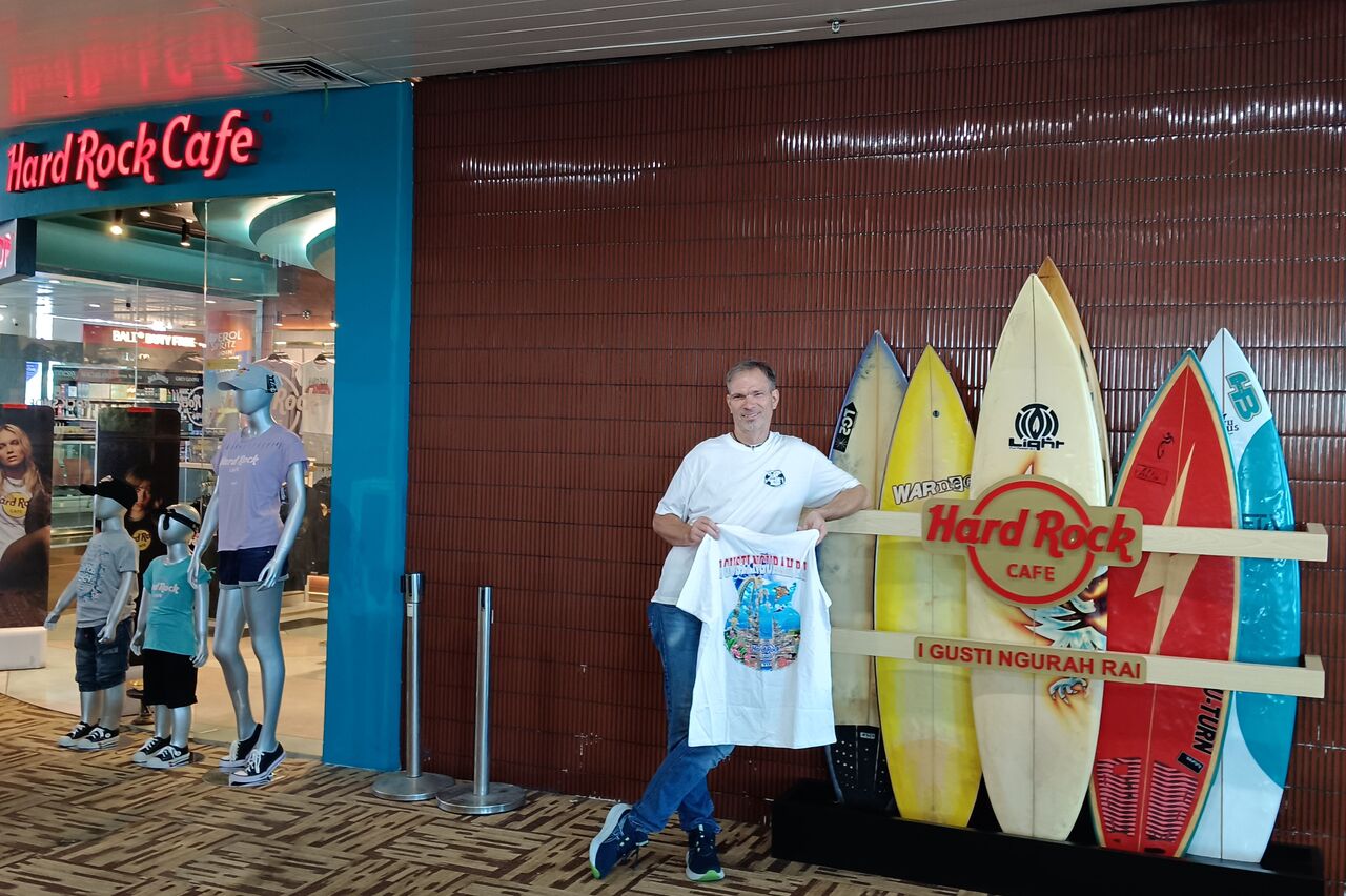Hard Rock Cafe und Shop Bali Flughafen - mit eigenenem Shirt, das muß mit !