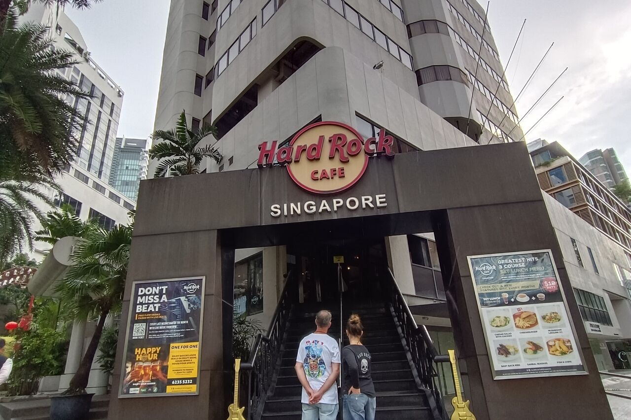 Hard Rock Cafe Singapur, eher unscheinbar, drin wie draußen, aber immerhin wieder ein T-shirt mehr