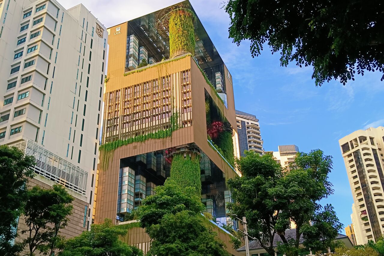 unser Hotel von der Straße aus, krasse Architektur