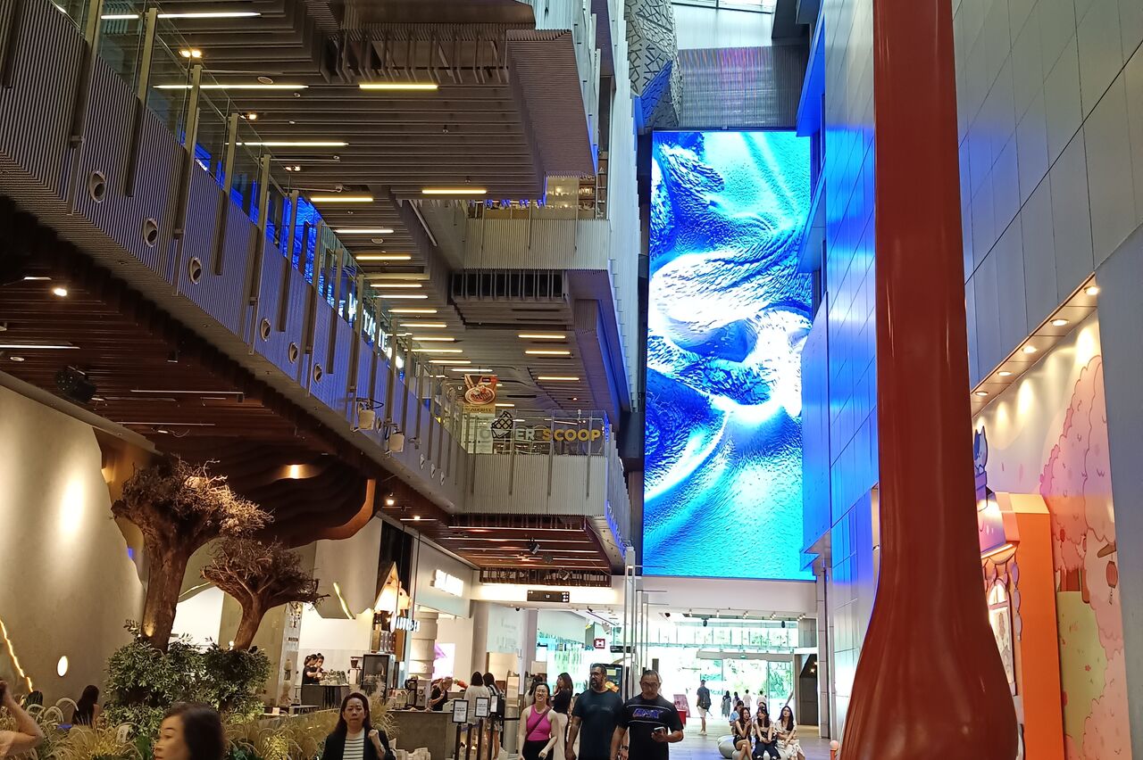 irgendwie wird man das Gefühl nicht los, das hier jeder Architekt seinen Vorgänger übertrumpfen muß