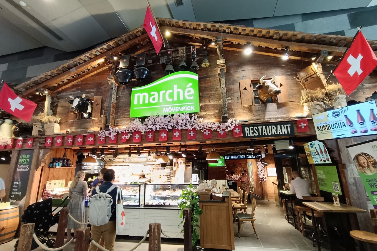 wir haben endlich was vernünftiges zu Essen gefunden, ne schweizer Almhütte !