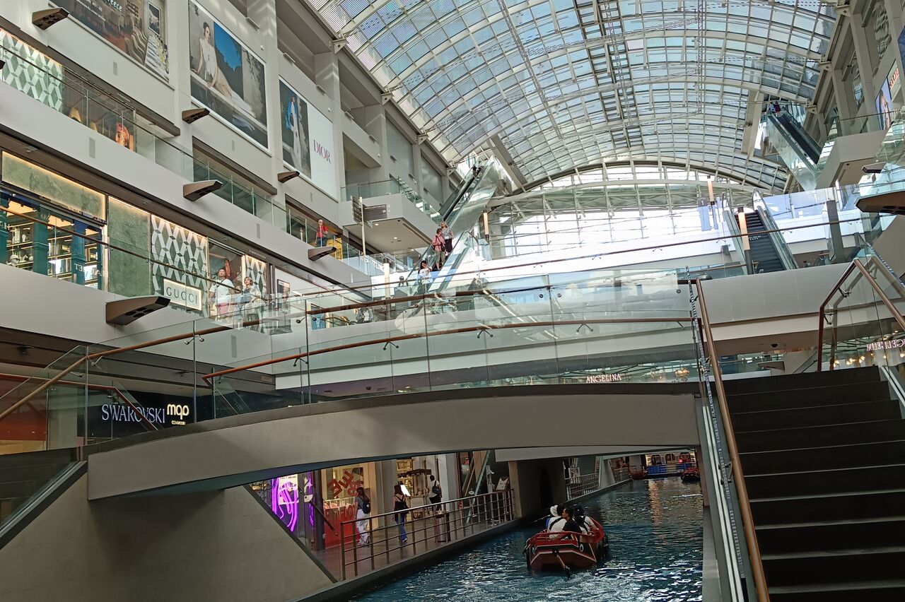 am/im/unter dem Fuß des Marina Sand sind auch wieder shoppingcenter, meist voll mit Läden allerleier Luxusmarken