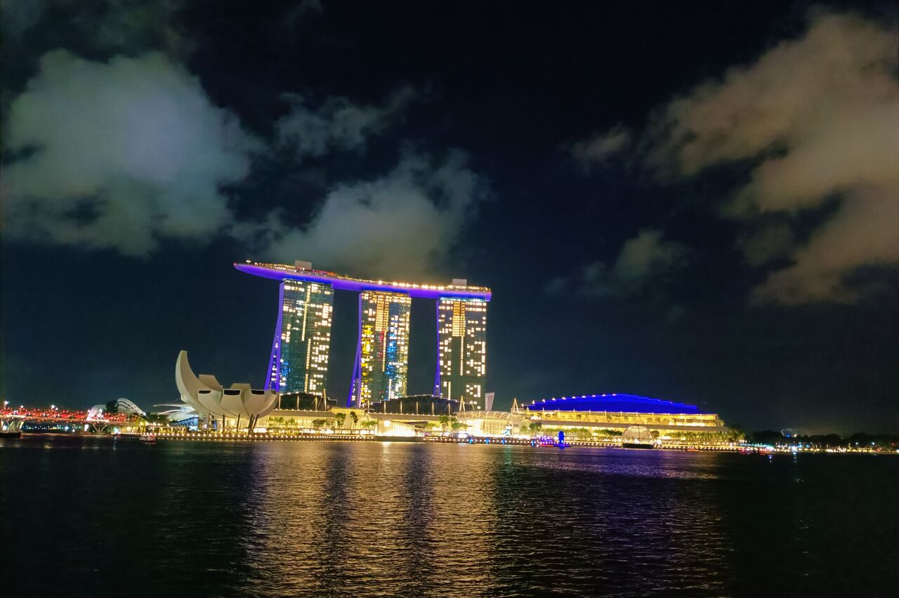 Abends erstrahlt das Marina Sands in allen möglichen Farben