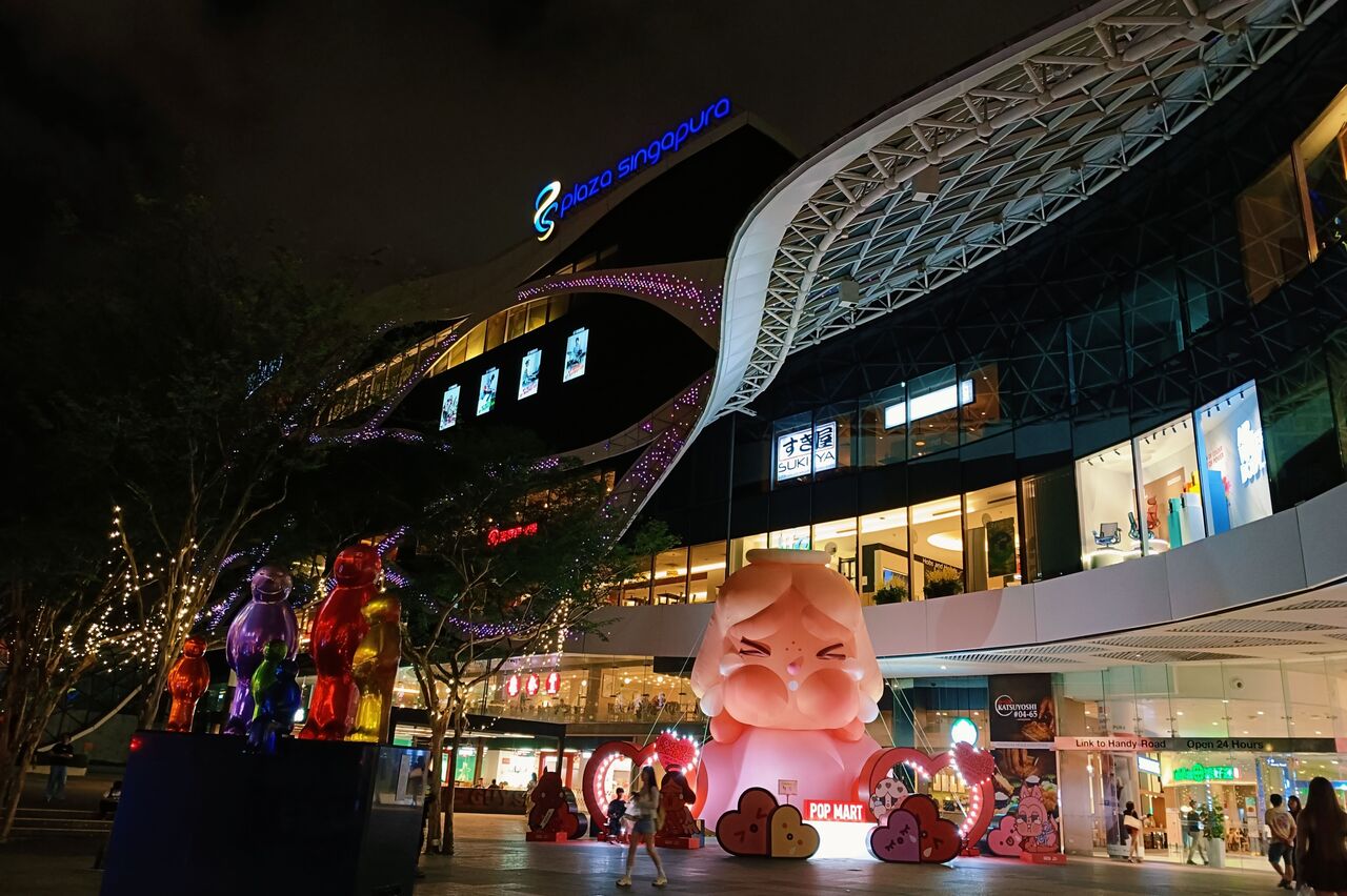 rückzu haben wir wieder ein Riesen-shoppingcenter entdeckt, zwei Etagen unterirdisch, vier oberirdisch...