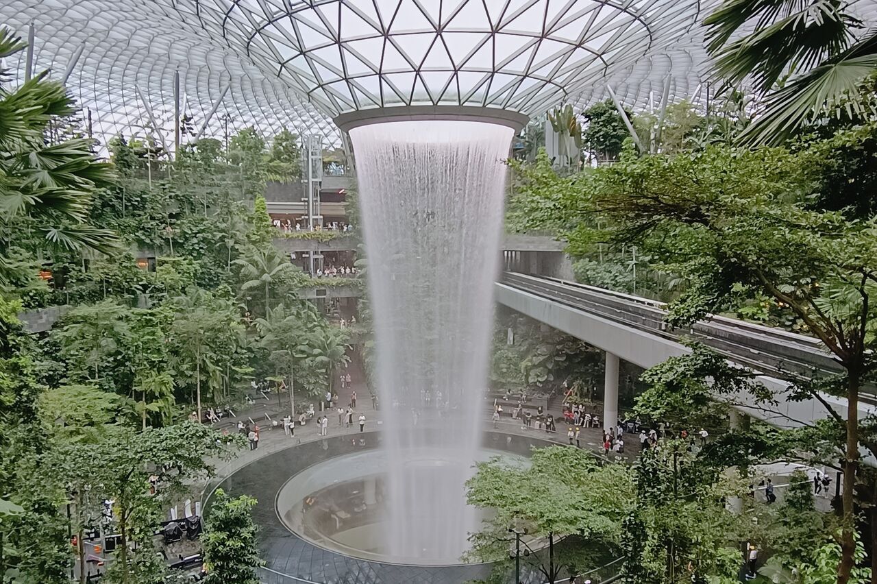 Jewel, also Juwel, heißt diese Dschungelwelthalle am Flughafen. Hier hätten wir ruhug drei Tage Aufenthalt haben können. Von Klettersteigen bis auf Robotern rumfahren, hier wird es sicher nicht langweilig.