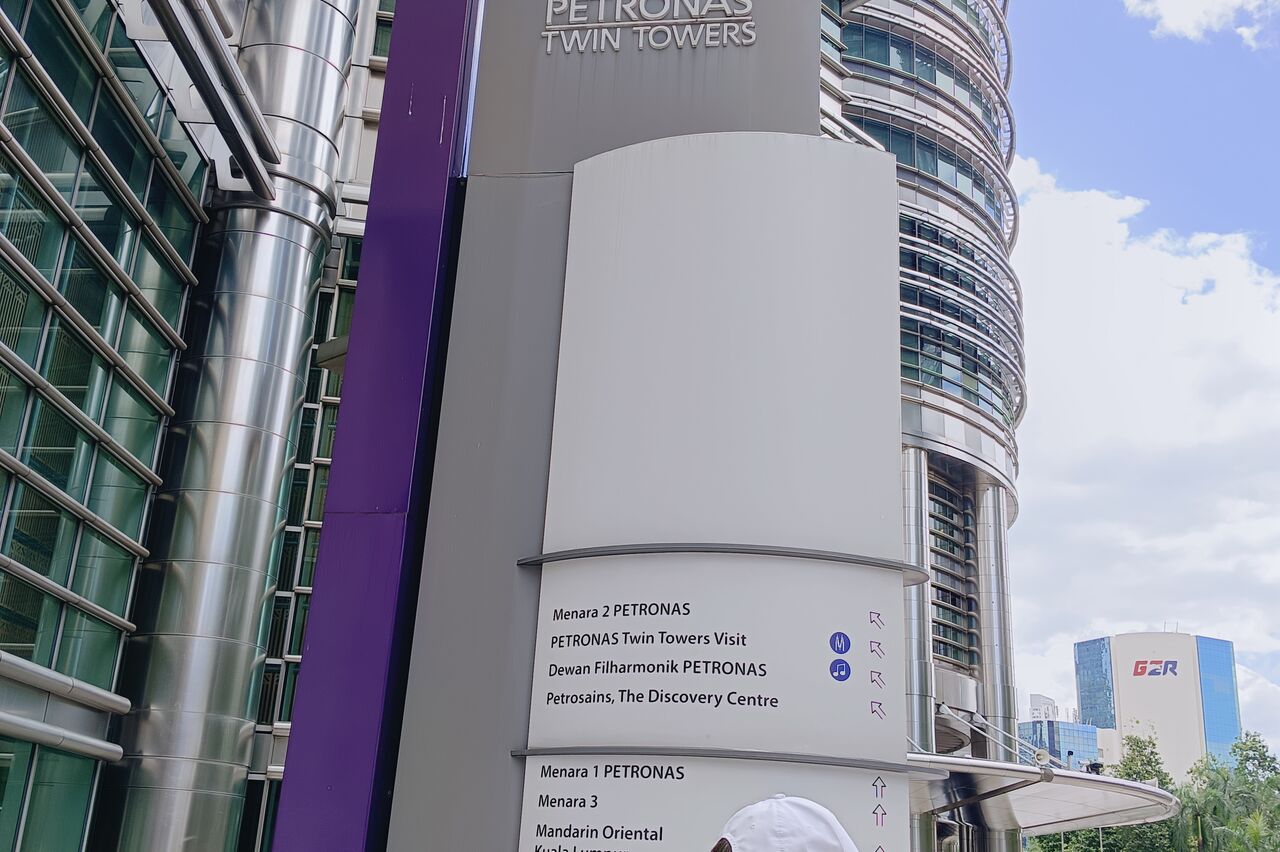 am Fuße der Petronas Tower