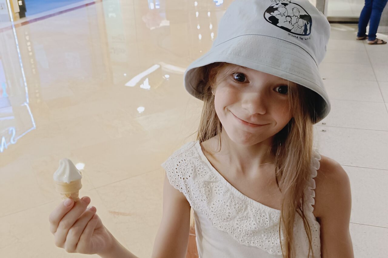 in der Mall im Fuße der Twintower gab es Werbe-Mini-Eis mit Werbe-Fotoshooting. Bald wird unser kleines Topmodel von allen Werbetafeln Asiens auf uns schauen ;)