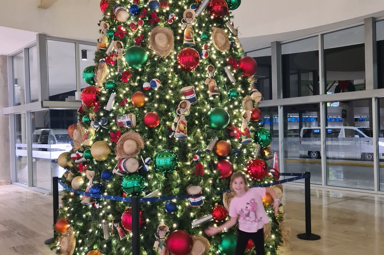 Wir erkunden den Airport, es weihnachtet noch.