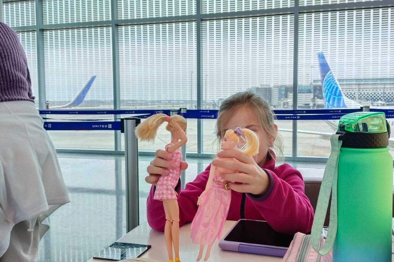 ein neues Familienmitglied ist angekommen: Barbie "Kelly" blieb am Nachbartisch liegen...