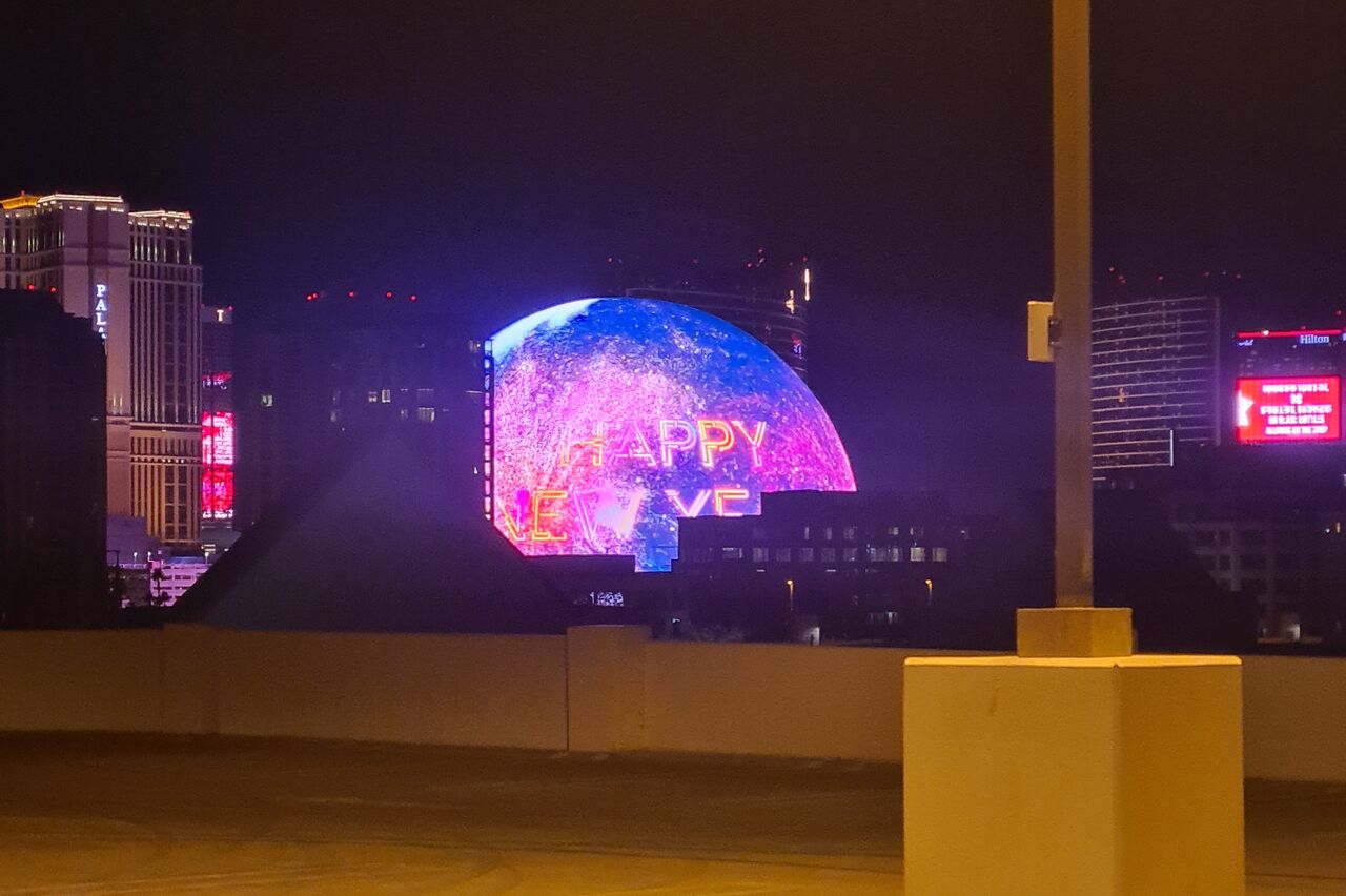 schon vom Parkhausdach sehen wir "the sphere", eins der highlights hier