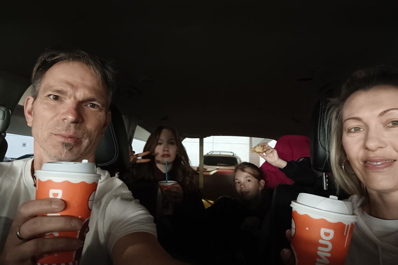 startet bei dunkin donut mit Kaffee, Schoki und Spritzkuchen