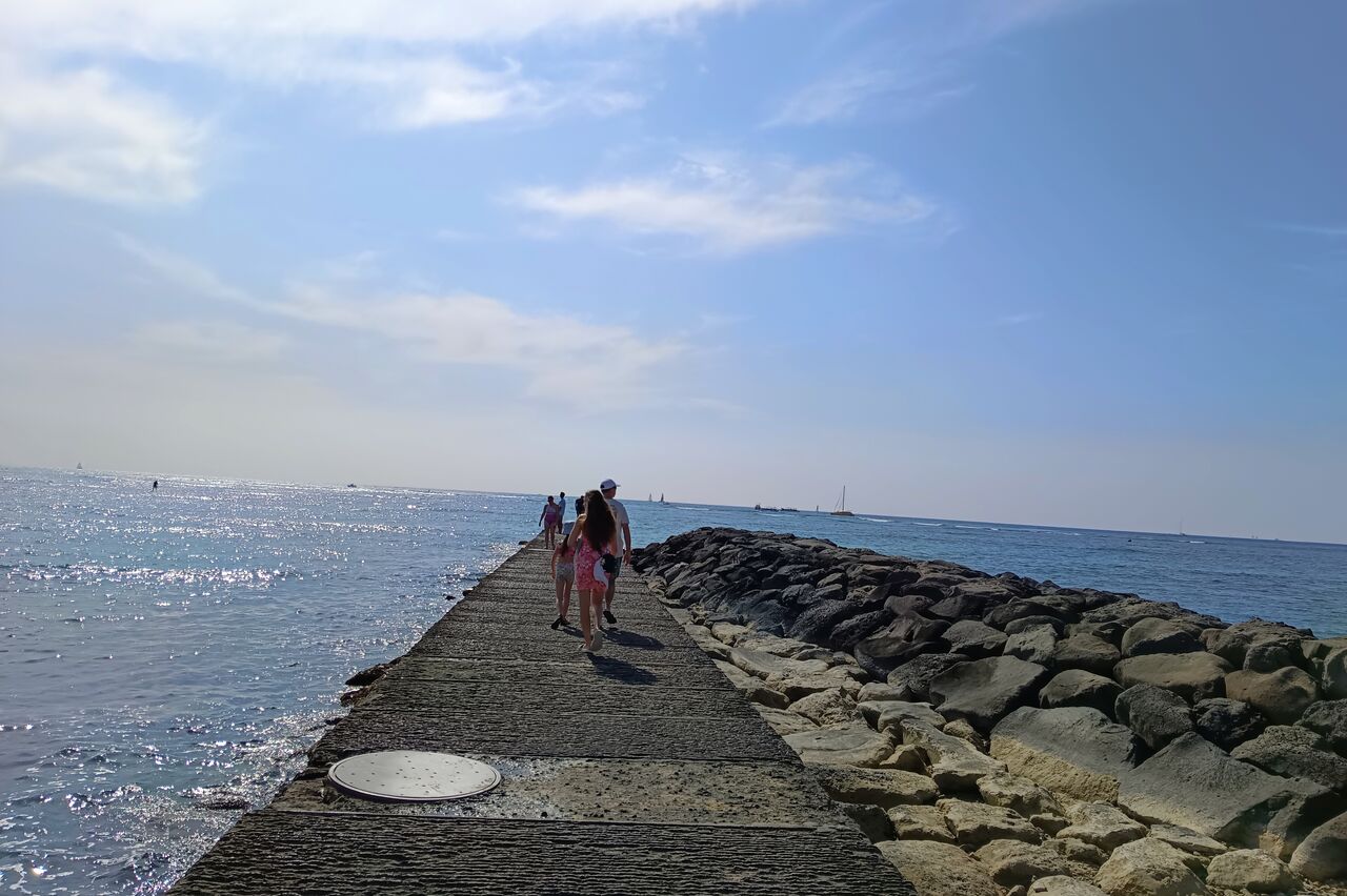 direkt stirnseitig vorm Hotel ist ein Steg ins Meer mit toller Aussicht: