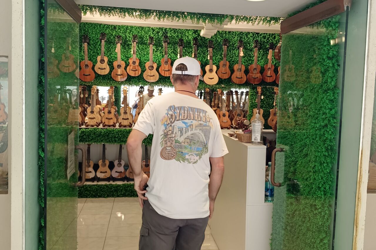 finden einen kleinen Ukulele-Laden