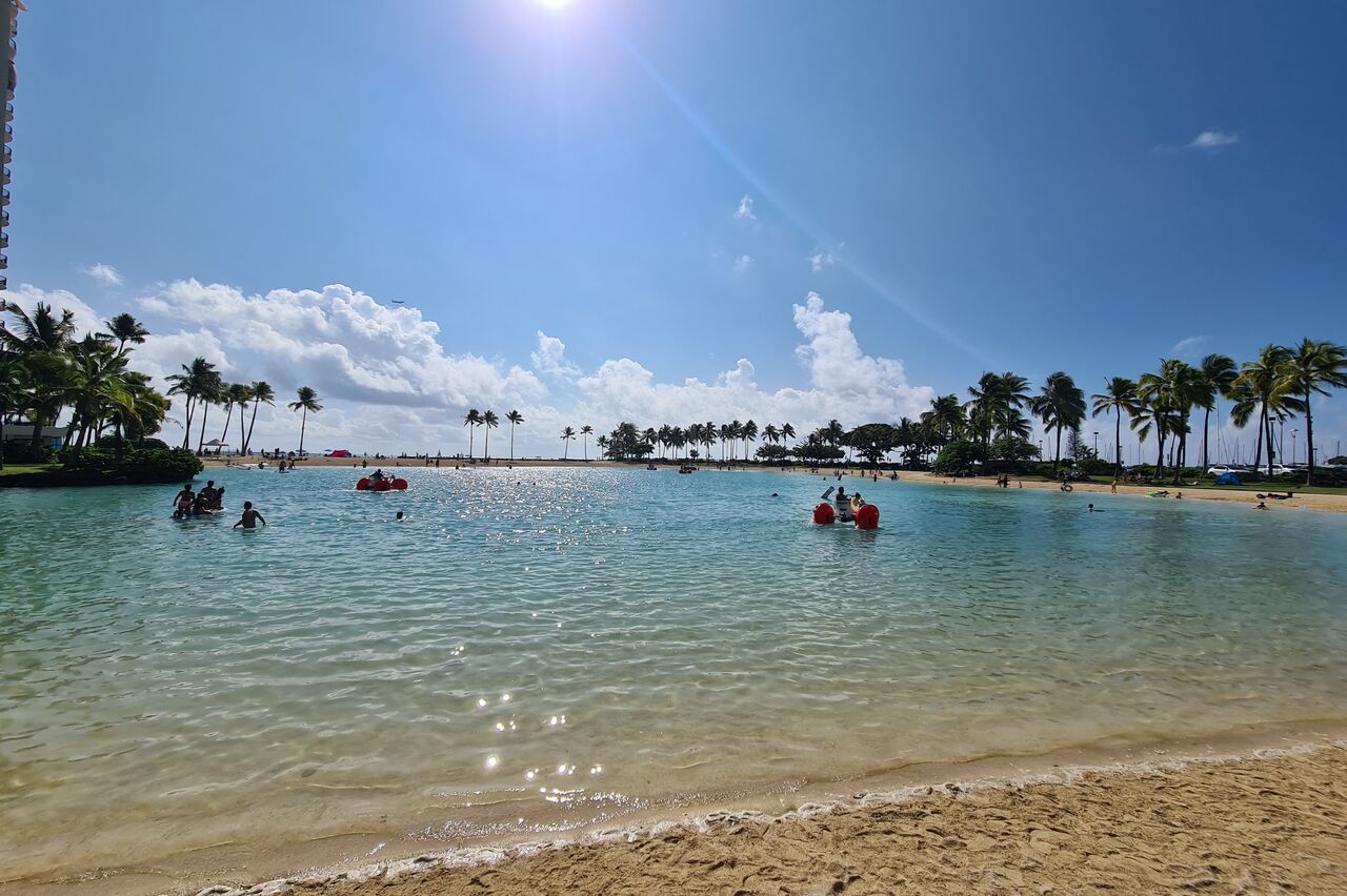 zugänglich für jeden, direkt hinterm Strand, die "Duke Kahanamoku Lagoon", quasi der Sachsendorfer Badesee Honolulus