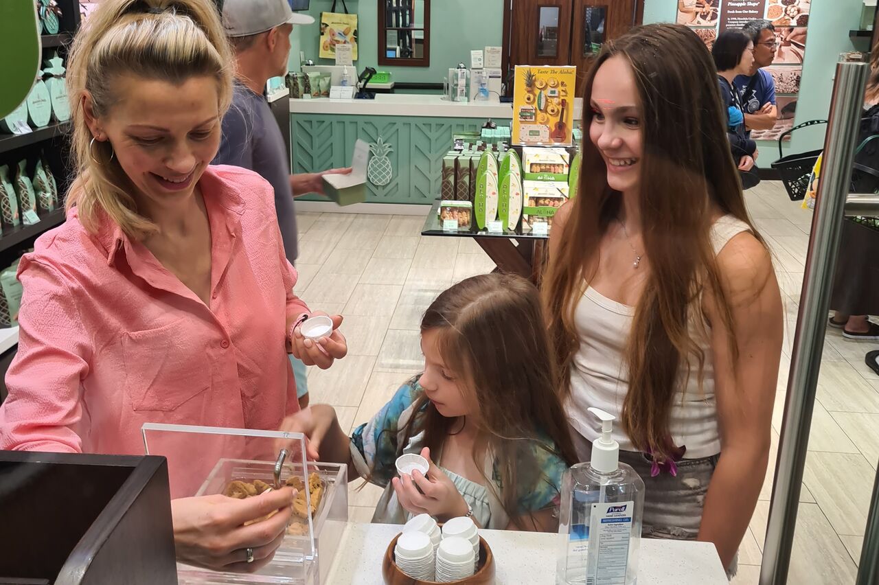 Dessert holen wir bei Honolulu cookie company, da werden zig Kekse zum kosten angeboten