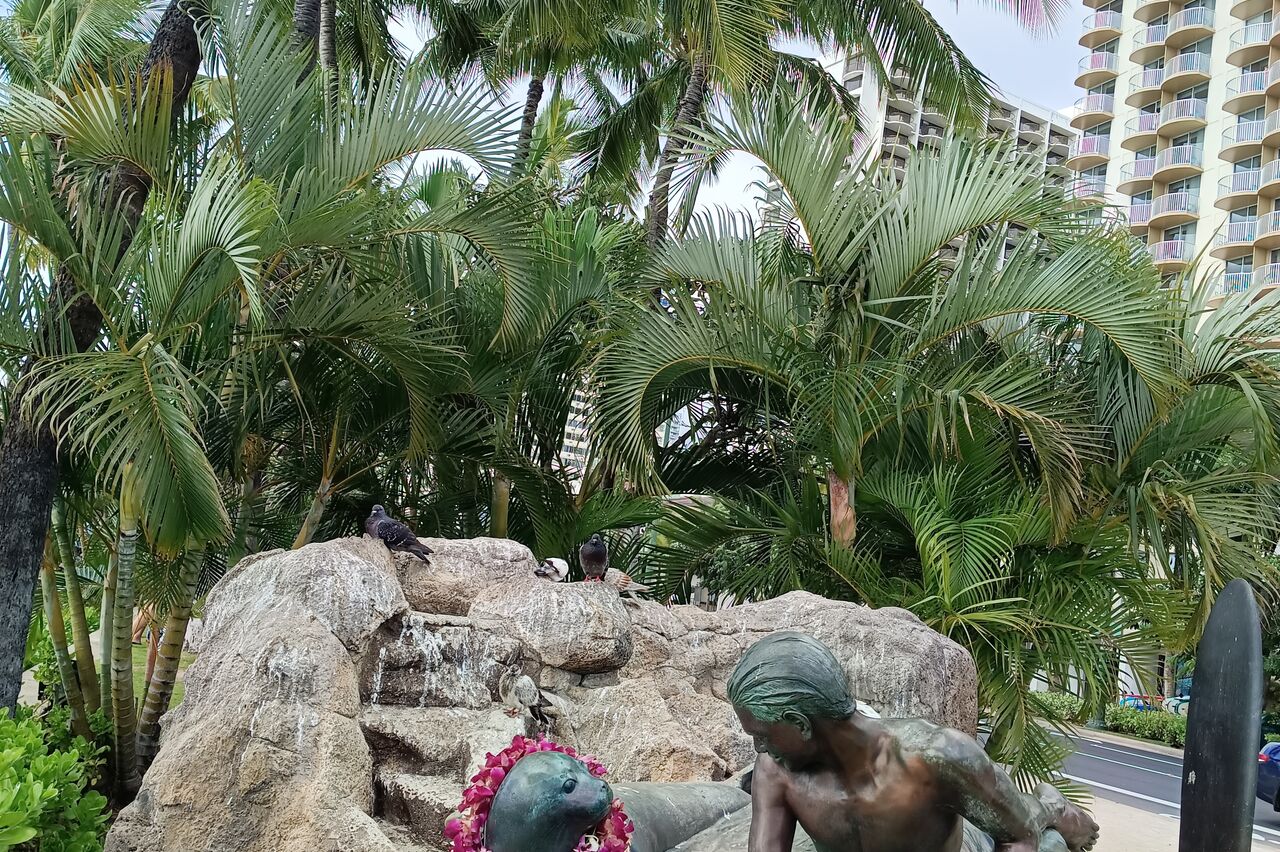 Statuen der hiesigen Surf-berühmtheiten stehen fast an jedem Strand