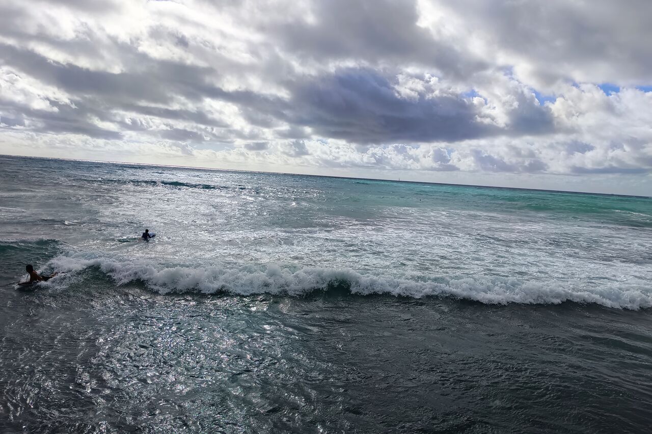 da tummeln sich sogar ein paar Surfer. Nächste Woche wollen wir dann mal richtige Wellen sehen, ihr dürft gespannt sein.
