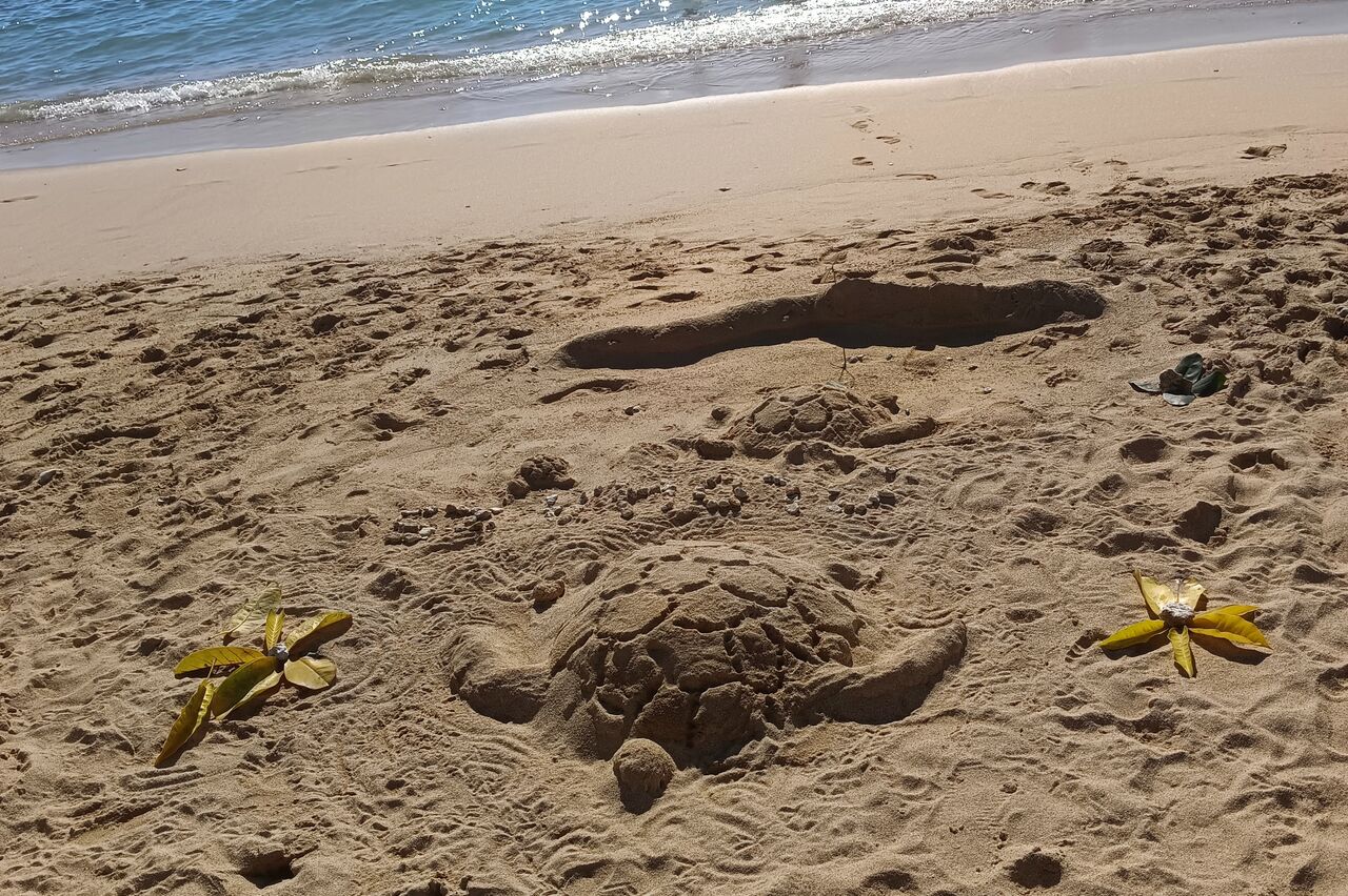 kleine Strandsandbauwerke überall