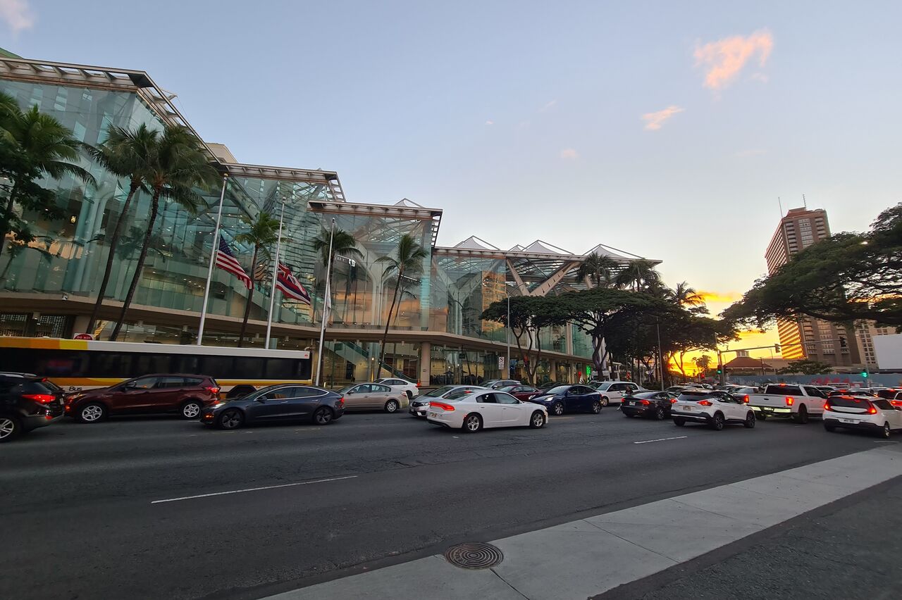 wieder auf Achse: hier das Hawaiian congress center (eine Multi-Veranstaltungs Arena)
