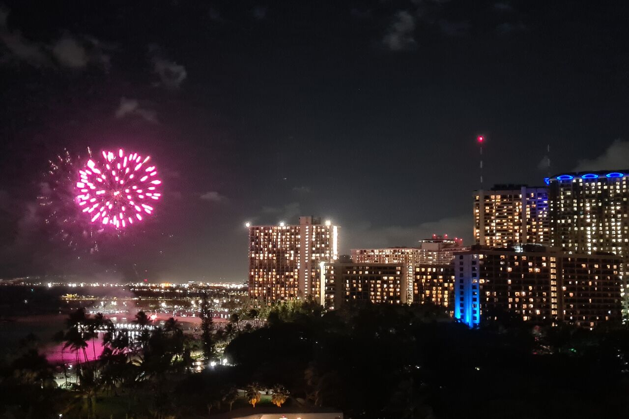 am Abend findet am Strand ein Feuerwerk statt